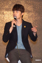 组图：韩星李东旭首度访台 粉丝见面会展亲切