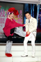 组图：庾澄庆与小燕姐搭档跨年 澄清“夜归”乌龙