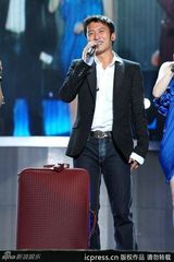 组图：谢霆锋献唱演唱会 蔡依林露胸垫上下走光