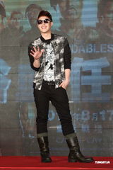 组图：潘玮柏酷装扛枪亮相 对“史泰龙”袭胸