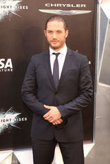 组图：贝尔和哈迪携妻甜蜜亮相《蝙蝠侠》首映