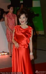 组图：台湾演员夏台凤一袭拖地红裙亮相红毯