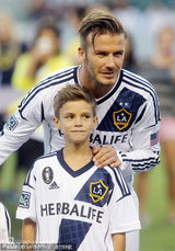 组图：小贝赛场为爱子庆生 罗密欧穿球衣