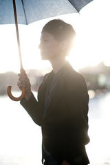 组图：袁泉漫步巴黎享受假日  街头演绎“雨中曲”