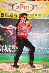 组图：郭富城单身圣诞不寂寞 否认购四百万跑车