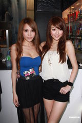 组图：连诗雅不担心遭揩油 与陈静仪比拼性感