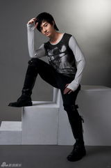 组图：赵文浩拍型男写真 走阶梯寓意步步高升