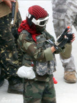 组图:朱莉养子马克多斯迷彩服配散弹枪帅气十足