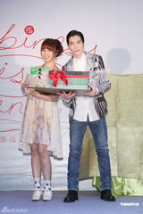 组图：萧敬腾助阵邓福如签唱会现场送大礼