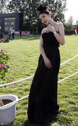 组图：黄奕亮相马球活动 帅气骑装欧风复古双重风情