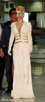 组图：LadyGaga抵达韩国 深V白裙性感如缪斯