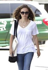 组图：娜塔莉-波特曼白衣素颜 巨星气质十足