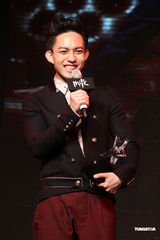 组图：林俊杰获票选人气男艺人 谢谢周杰伦相挺