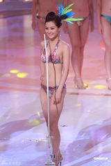 组图：港姐总决选  众佳丽性感泳装亮相