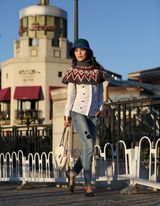 组图：韩丹彤初秋街拍曝光 毛衣披肩秀可爱