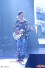 组图：周杰伦开个唱大秀人鱼线 张智霖同台助阵