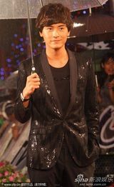 高清组图：金曲奖红毯星光熠熠 那英躲雨不顾形象