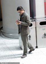 组图：李亚鹏疑似谢顶 一路低头猛玩手机