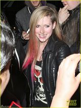 组图：艾薇儿发梢多彩皮衣摇滚