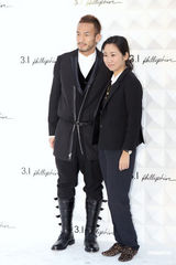 组图：马艳丽爱戴捧场时装秀 偶遇球星中田英寿