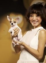 组图：邓家佳成巧克力美人 玩转轻朋克烟熏