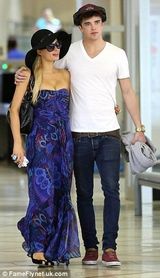 组图：希尔顿海滩晒比基尼 与小男友秀恩爱