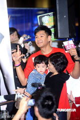 幻灯图：Lucas出席活动乖巧可爱 被粉丝尖叫吓哭