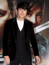 组图：《剑雨》韩国首映 主演郑雨盛帅气亮相