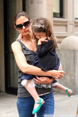 幻灯图集：凯蒂带女儿外出 苏瑞害羞栽老妈怀里