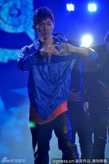 组图：张佑赫劲歌热舞活力四射 周笔畅突破自我