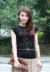 组图：贾青街拍蕾丝透视上衣搭百褶裙