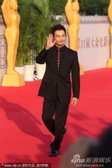 组图：连凯亮相百花红毯 黑色西服帅气