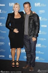 组图：温斯莱特《劳工节》首映被乔什亲吻脸颊