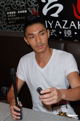 组图：《喜爱夜蒲2》频频庆功 连诗雅不担心被非礼