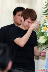 组图：台湾艺人小马跳楼妻子出殡 小马拥女痛哭