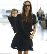 组图：贝嫂与女儿母女装抢镜 小七穿黑色斗篷卖萌