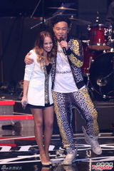 组图：陈奕迅压轴演唱 与女歌手热情拥抱