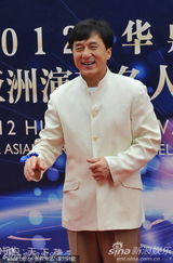 组图：成龙亮相华鼎盛典红毯笑容满面