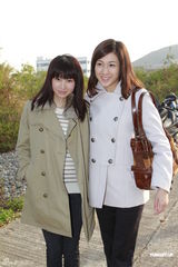 组图：钟嘉欣穿四层衣服御寒 贾晓晨淋雨戏挨冻