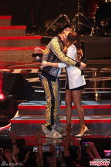 组图：陈奕迅压轴演唱 与女歌手热情拥抱