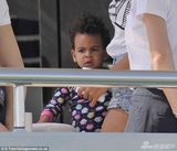 组图：碧昂斯踩恨天高抱女登艇 热裤秀粗壮大腿