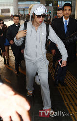 组图：JYJ今日抵韩国 闻噩耗朴有天泪洒机场