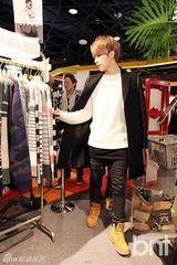 组图：M.pire出席品牌开业 现场挑衣显品味