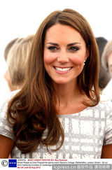 组图：哈利王子逗嫂子凯特王妃莞尔一笑