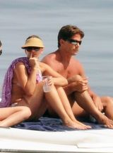 组图：斯嘉丽-约翰逊沙滩晒日光浴秀丰满身材