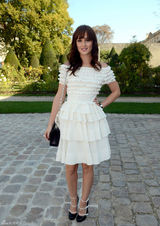 高清图：莉顿-梅斯特露穿肩礼服亮相巴黎时装周