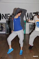 组图：容祖儿为节目彩排兴致高