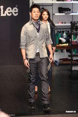 组图：性感女模吴亚馨化身时尚牛仔女郎