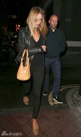 组图：斯坦森夜游体力好精神旺 女友罗西显疲惫