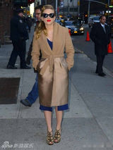 组图：斯嘉丽复古装现身街头宣传新片 红唇性感